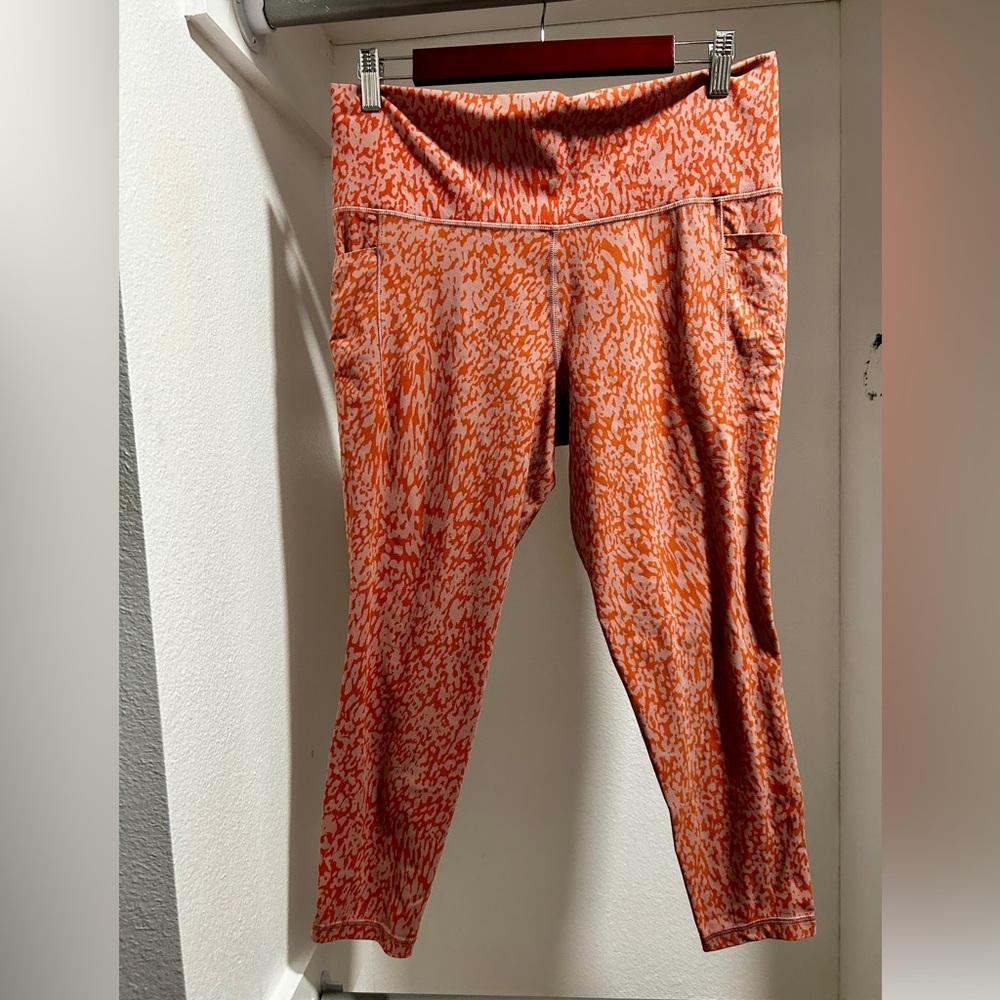 Athleta salutation stash pocket leggings 7/8.